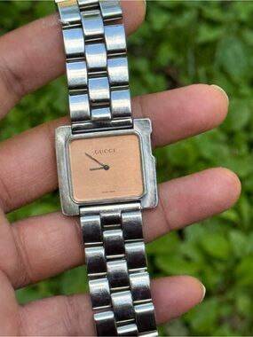 GUCCI G SQUARE SALMON DIAL women’s watch (missing the bezel )works good